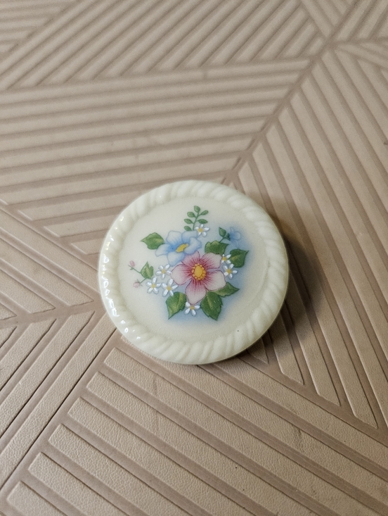 Avon Accessories - Vintage 1984 Avon Spring Bouquet Porcelain Brooch Pin Round White Floral Rope
